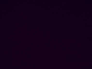 Arka plan olarak kullanılan mor kadife kumaş dokusu. Yumuşak ve pürüzsüz tekstil malzemelerinin boş mor kumaş arkaplanı. Metin için boşluk var.