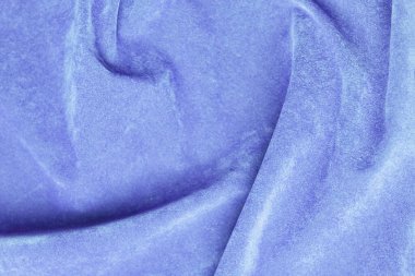 Arka plan olarak kullanılan açık mavi kadife kumaş dokusu. Yumuşak ve pürüzsüz tekstil malzemelerinin ipek renkli kumaş arka planı. Ezilmiş kadife. Lüks deniz mavisi. İpek için açık renk..