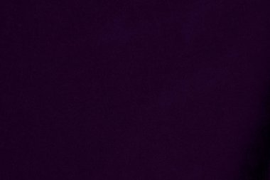 Arka plan olarak kullanılan koyu mor kadife kumaş dokusu. Yumuşak ve pürüzsüz tekstil malzemesinin mor renkli kumaş arka planı. Ezilmiş kadife. İpek için lüks koyu renk..