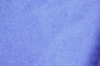 Arka plan olarak kullanılan açık mavi kadife kumaş dokusu. Yumuşak ve pürüzsüz tekstil malzemelerinin ipek renkli kumaş arka planı. Ezilmiş kadife. Lüks deniz mavisi. İpek için açık renk..