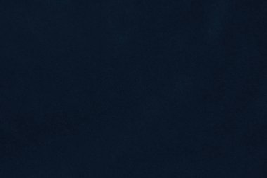 Arka plan olarak kullanılan koyu mavi kadife kumaş dokusu. Yumuşak ve pürüzsüz tekstil malzemelerinin ipek renkli kumaş arka planı. Ezilmiş kadife. Lüks lacivert ipeğin koyu tonu..