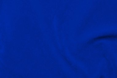 Arka plan olarak kullanılan açık mavi kadife kumaş dokusu. Yumuşak ve pürüzsüz tekstil malzemelerinin ipek renkli kumaş arka planı. Ezilmiş kadife. Lüks deniz mavisi. İpek için açık renk..