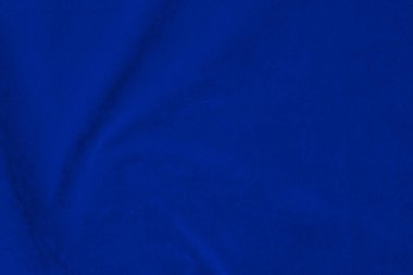 Arka plan olarak kullanılan açık mavi kadife kumaş dokusu. Yumuşak ve pürüzsüz tekstil malzemelerinin ipek renkli kumaş arka planı. Ezilmiş kadife. Lüks deniz mavisi. İpek için açık renk..