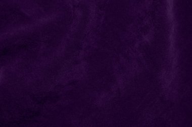 Arka plan olarak kullanılan koyu mor kadife kumaş dokusu. Yumuşak ve pürüzsüz tekstil malzemesinin mor renkli kumaş arka planı. Ezilmiş kadife. İpek için lüks koyu renk..