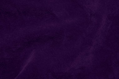 Arka plan olarak kullanılan koyu mor kadife kumaş dokusu. Yumuşak ve pürüzsüz tekstil malzemesinin mor renkli kumaş arka planı. Ezilmiş kadife. İpek için lüks koyu renk..
