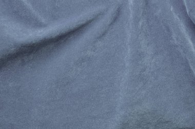 Arka plan olarak kullanılan açık mavi kadife kumaş dokusu. Yumuşak ve pürüzsüz tekstil malzemelerinin ipek renkli kumaş arka planı. Ezilmiş kadife. Lüks deniz mavisi. İpek için açık renk..