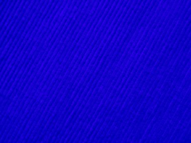 Çizgili desenli mavi bir kumaş. Çizgiler ince ve birbirine yakın. Kumaş mavi ve açık mavi bir tonu var.