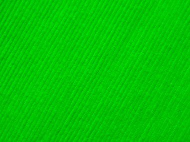 Çizgili desenli yeşil bir kumaş. Kumaş çok parlak ve canlı. Çizgiler çok ince ve birbirine yakın.
