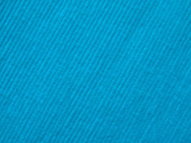 Çizgili desenli mavi bir kumaş. Çizgiler ince ve eşit aralıklı.