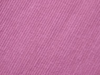 Çizgili desenli pembe bir kumaş. Kumaş yumuşaktır ve pürüzsüz bir dokusu vardır. Kumaşın rengi pembenin koyu tonudur, bu da ona lüks ve zarif bir görünüm verir.