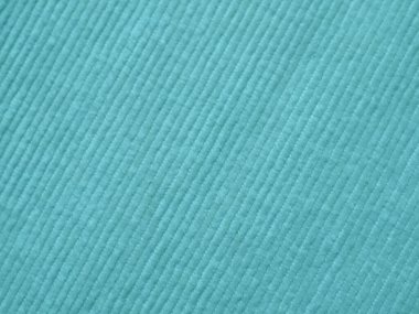 Çizgili desenli mavi bir kumaş. Çizgiler ince ve birbirine yakın. Kumaş açık mavi renkte.