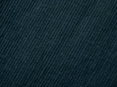 Çizgili desenli mavi bir kumaşın yakın çekimi. Kumaş koyu mavi ve pürüzsüz bir dokusu var.