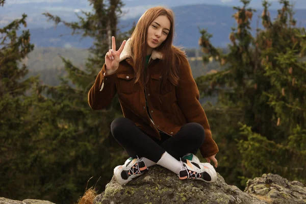 Flicka Med Rött Hår Ung Student Flicka Fan Skymning Skog Stockfoto
