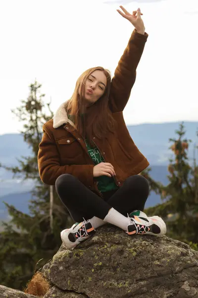 Flicka Med Rött Hår Ung Student Flicka Fan Skymning Skog Stockbild