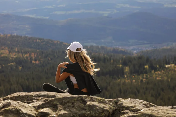 Meditationshaltung Auf Dem Gipfel Der Berge Tiefer Atem Waldblick Yoga Stockfoto