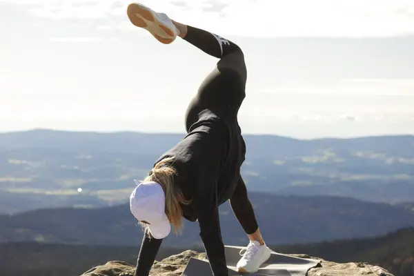 Junge Attraktive Frau Macht Yoga Und Sport Auf Dem Gipfel Stockbild
