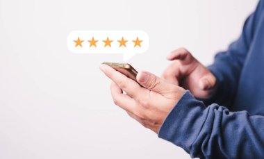Müşteri Adam akıllı telefon ekranında beş yıldızlı yorumlar ve değerlendirmelerde en iyi not için basın seviyesi.