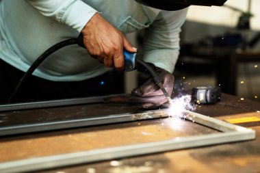 Elektrikli kaynak makinesiyle elle kaynak yapmak.