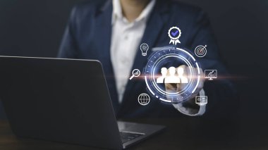 Başlangıç Başarı Toplantısı ofis ekibinde başarılı bir 2024 için işbirliği yapmaktadır. Lider yaratıcı beyin fırtınası, gelecekteki iş büyüme oku yenilikçi fikirler ve stratejileri temsil ediyor..