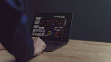 Şirket dosyaları ve bilgilerini arşivlemek, aramak ve yönetmek için dizüstü bilgisayar belgesi ve bilgi yönetim sistemi yazılımı kullanan iş adamı.