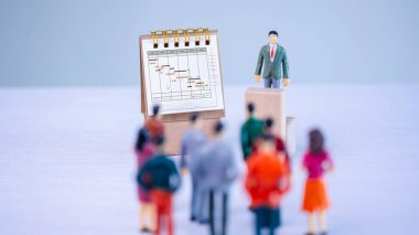 Planlama stratejisi konsepti, iş görüşmesi sunum lideri proje yönetimi ve çizelge planlamasını bir ekiple tartışıyor. iş geliştirme. İş geliştirme..