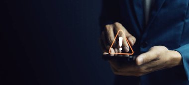 İş adamı, küresel çapta aralıksız ve hizmet kavramının tam zamanlı teması için 24 saat çalışıyor. Müşteri hizmetleri, müşteri hizmetleri, bizimle irtibata geçin..