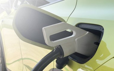 EV şarj prizi, CO2 emisyonunu azaltmak için şarj edilebilir yeşil enerji ve eko enerji arzı için sürdürülebilir elektrik santraline..