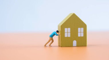 Borç krizi yükü: ev itme ve mali stresle mücadele, kredi ve durgunluk sorunları.