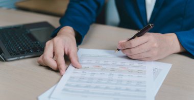 Bir iş adamının finansal belgeleri incelemesi iş analizleri, finansal planlama ve profesyonel evrak işleri. Finans, muhasebe, denetleme ve işletme yönetimi ile ilgili konular için ideal.