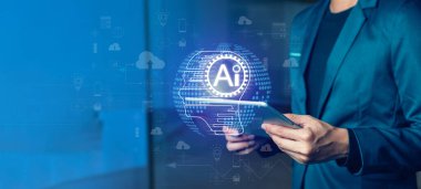 Bir iş adamı, yapay zekanın holografik yansıması olan bir tablet tutar. Teknoloji ve yapay zeka. Yapay zekanın iş ve teknoloji ile bütünleşmesi.