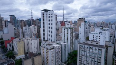 Brezilya, Sao Paulo 'daki Jardins mahallesinde birçok bina var. Konut ve ticari binalar. Hava görünümü.