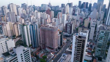 Brezilya, Sao Paulo 'daki Jardins mahallesinde birçok bina var. Konut ve ticari binalar. Hava görünümü.