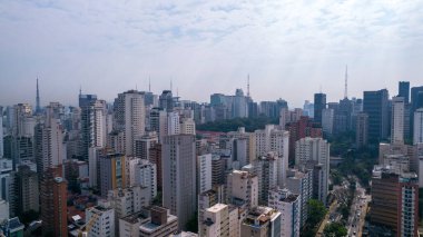 Brezilya, Sao Paulo 'daki Jardins mahallesinde birçok bina var. Konut ve ticari binalar. Hava görünümü.