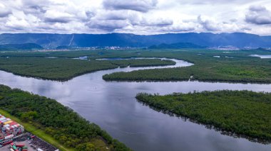 Porto Alemoa, Santos, Brezilya 'da. Denizcilik Endüstri Bölgesi. Konteynırlar, Petrol ve Gaz Tankı ve kamyonlar.