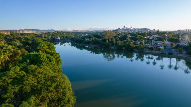 Minas Gerais, Belo Horizonte 'deki Lagoa da Pampulha' nın hava görüntüsü.