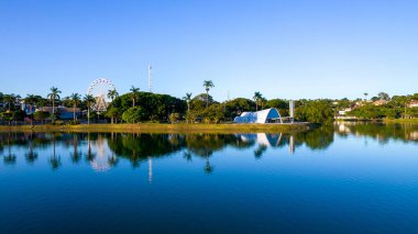 Lagoa da Pampulha, Belo Horizonte 'de, Sao Francisco de Assis Kilisesi ve Guanabara Parkı' na bakıyor. Minas Gerais Brezilya. Hava görünümü.