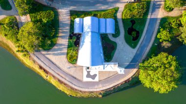 Lagoa da Pampulha, Belo Horizonte 'de, Sao Francisco de Assis Kilisesi ve Guanabara Parkı' na bakıyor. Minas Gerais Brezilya. Hava görünümü.