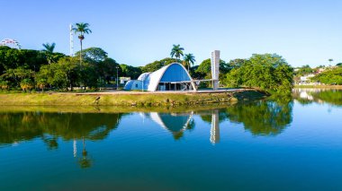 Lagoa da Pampulha, Belo Horizonte 'de, Sao Francisco de Assis Kilisesi ve Guanabara Parkı' na bakıyor. Minas Gerais Brezilya. Hava görünümü.