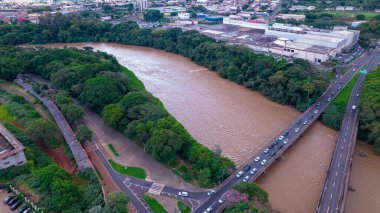Brezilya 'nın Sao Paulo kentindeki Piracicaba şehrinin hava manzarası. Ağaçları, evleri ve ofisleri olan Piracicaba Nehri.