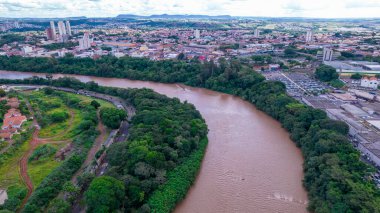 Brezilya 'nın Sao Paulo kentindeki Piracicaba şehrinin hava manzarası. Ağaçları, evleri ve ofisleri olan Piracicaba Nehri.