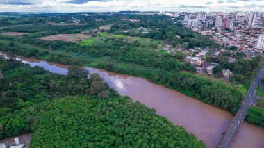 Brezilya 'nın Sao Paulo kentindeki Piracicaba şehrinin hava manzarası. Ağaçları, evleri ve ofisleri olan Piracicaba Nehri.