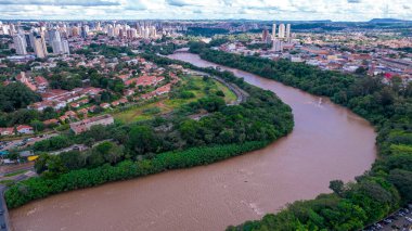 Brezilya 'nın Sao Paulo kentindeki Piracicaba şehrinin hava manzarası. Ağaçları, evleri ve ofisleri olan Piracicaba Nehri.