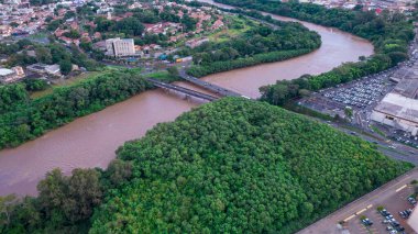 Brezilya 'nın Sao Paulo kentindeki Piracicaba şehrinin hava manzarası. Ağaçları ve köprüsü olan Piracicaba Nehri.