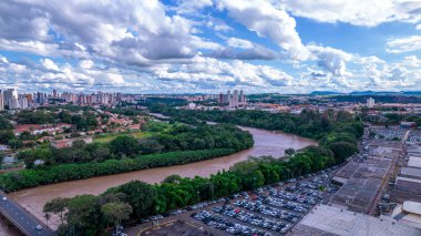 Brezilya 'nın Sao Paulo kentindeki Piracicaba şehrinin hava manzarası. Ağaçları, evleri ve ofisleri olan Piracicaba Nehri.