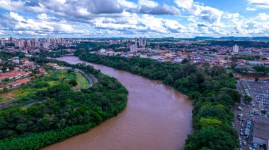 Brezilya 'nın Sao Paulo kentindeki Piracicaba şehrinin hava manzarası. Ağaçları, evleri ve ofisleri olan Piracicaba Nehri.