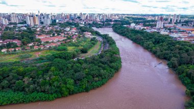 Brezilya 'nın Sao Paulo kentindeki Piracicaba şehrinin hava manzarası. Ağaçları, evleri ve ofisleri olan Piracicaba Nehri.