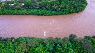 Brezilya 'nın Sao Paulo kentindeki Piracicaba şehrinin hava manzarası. Ağaçlı Piracicaba Nehri.