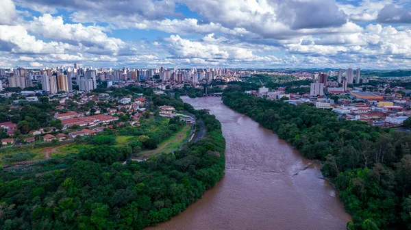 Letecký Pohled Město Piracicaba Sao Paulo Brazílie Řeka Piracicaba Stromy — Stock fotografie