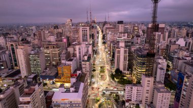 Av 'ın havadan görünüşü. Sao Paulo 'daki Paulista, SP. Başkentin ana caddesi. Gece fotoğraf, araba ışıkları..