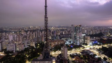 Av 'ın havadan görünüşü. Sao Paulo 'daki Paulista, SP. Başkentin ana caddesi. Gece fotoğraf, araba ışıkları..